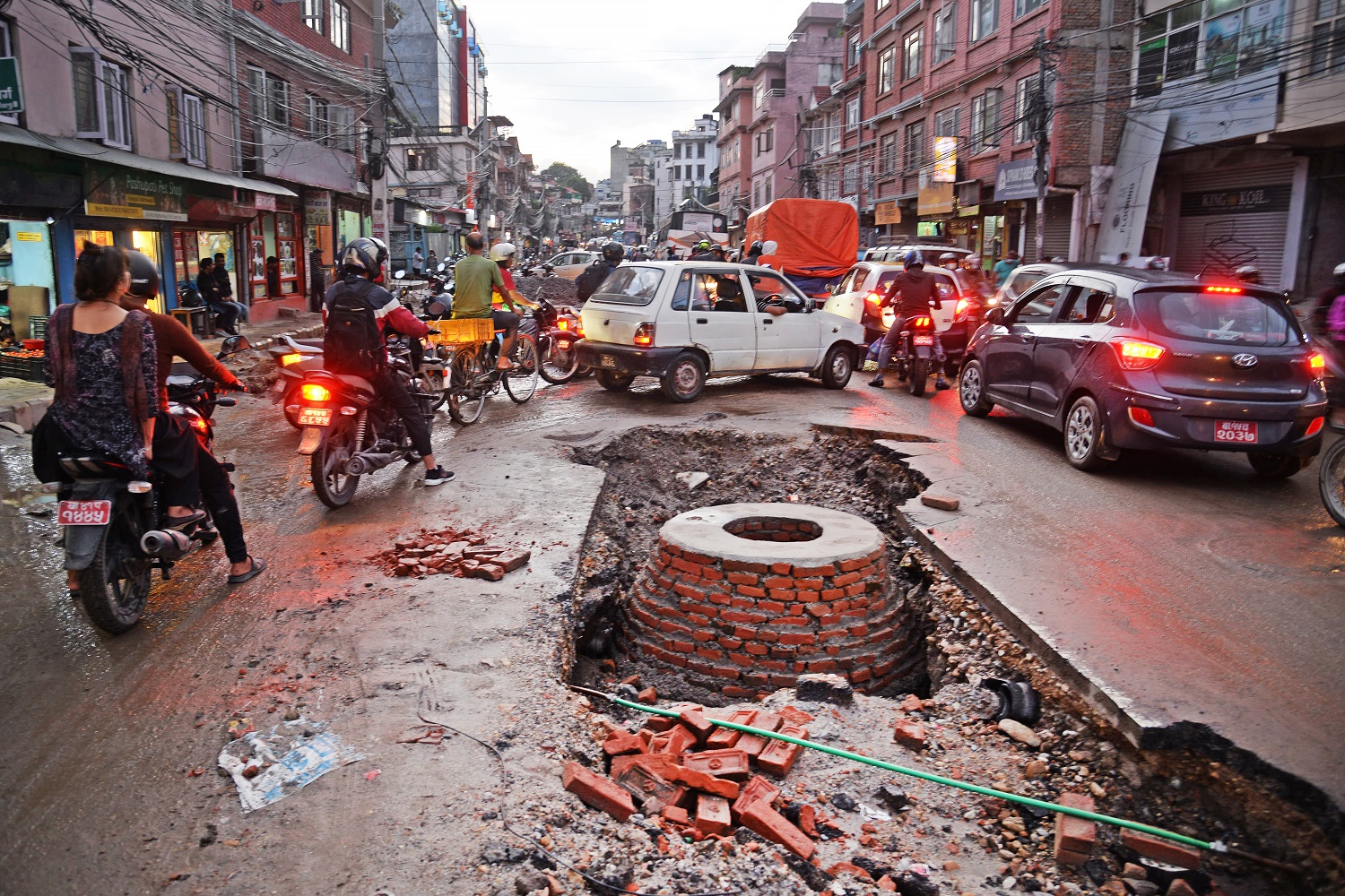 भदौ मसान्तसम्म सडक र फुटपाथ खन्न महानगरले लगायो रोक